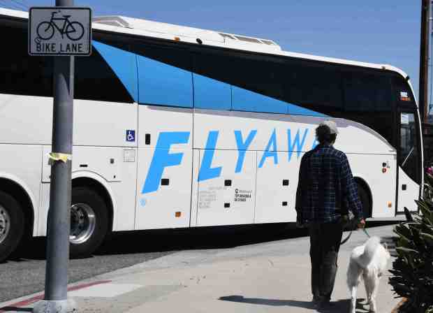 Los autobuses llegan a FlyAway Thursday, Van Nuys CA. 10 de julio de 2025. (Foto de Gene Blevins, fotógrafo colaborador