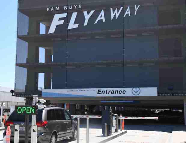 La gente llega al estacionamiento FlyAway el jueves, Van Nuys CA. 10 de julio de 2025 Hoy, Los Angeles World Airports (LAWA) celebra el 50 aniversario del servicio de autobús sin escalas FlyAway de Van Nuys al Aeropuerto Internacional de Los Ángeles (LAX). Lanzado por primera vez el 10 de julio de 1975. (Foto de Gene Blevins, fotógrafo colaborador