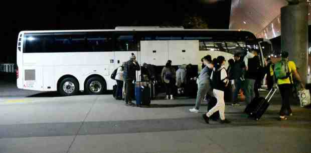 Los viajeros regresan a casa (Foto de Gene Blevins/Fotógrafo colaborador)