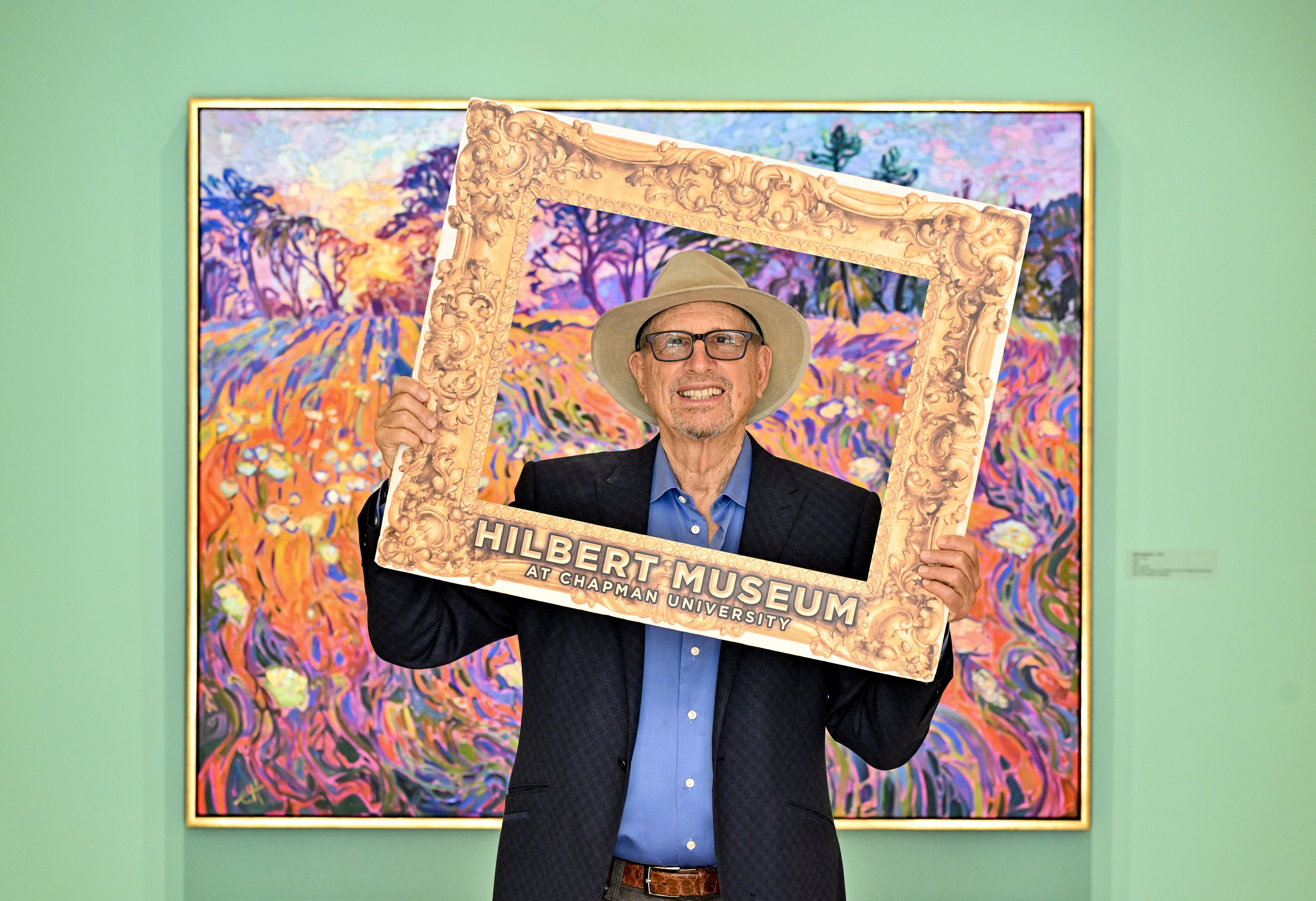 Mark Hilbert en el Museo Hilbert de Arte de California en...