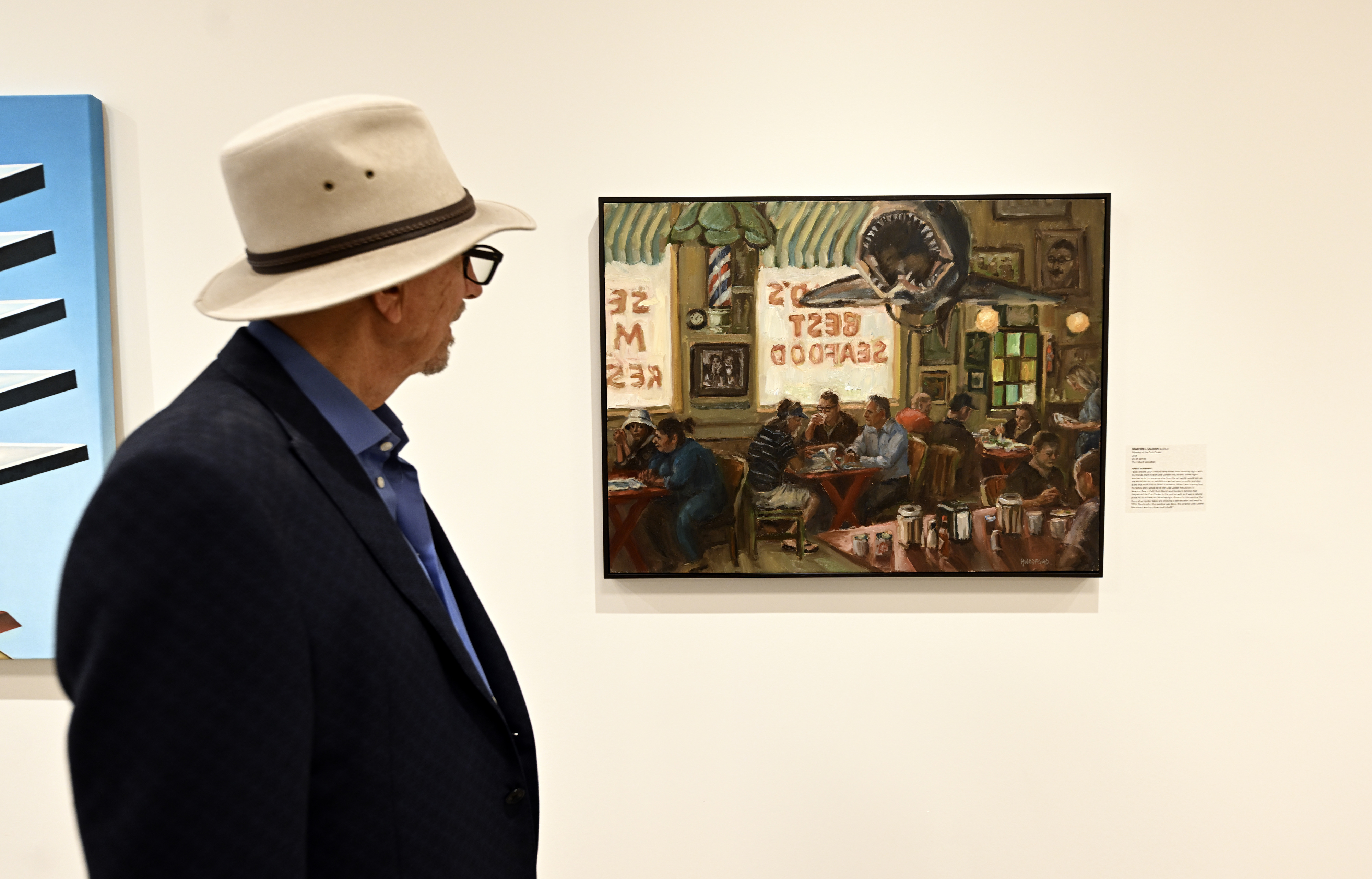 Mark Hilbert con el cuadro “Lunes en el Crab Cooker”...