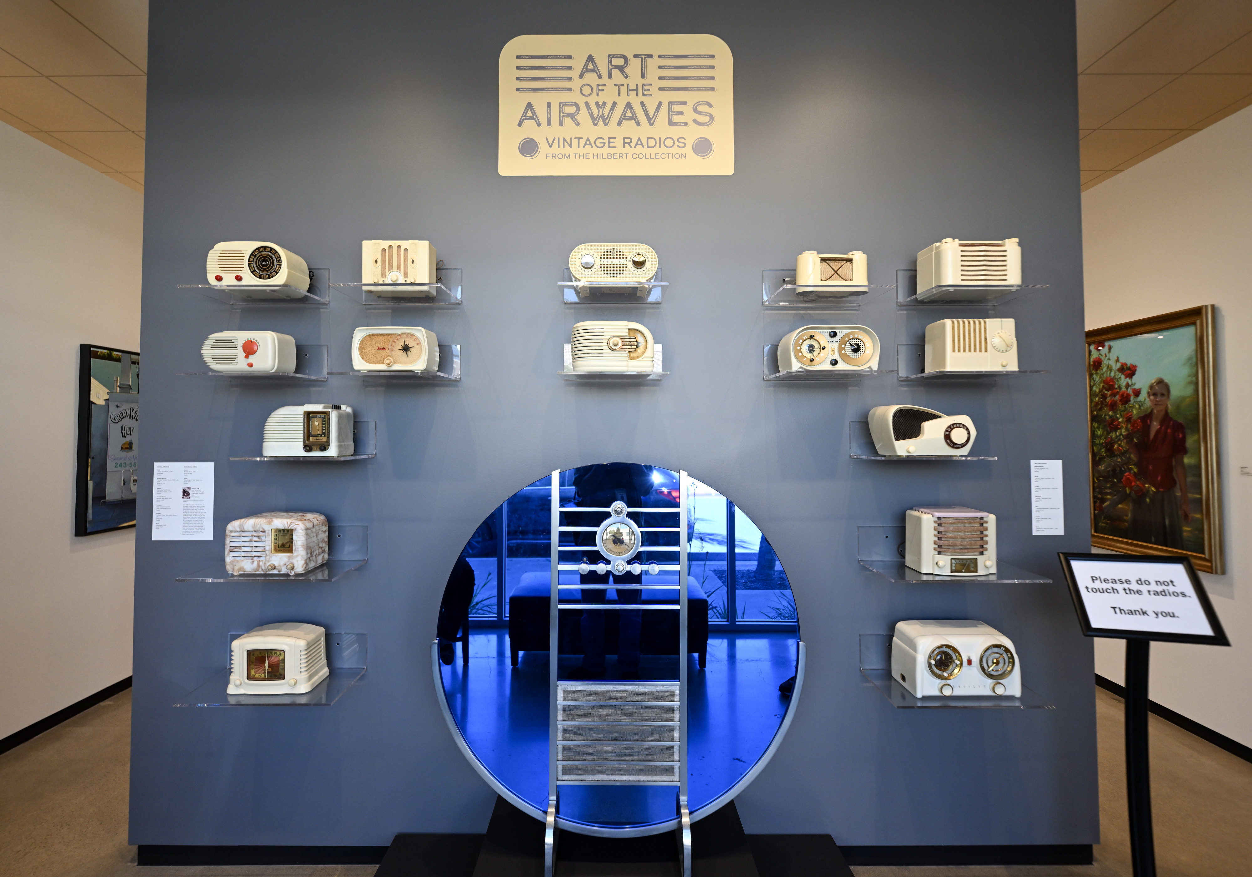 Art of the Airwaves presenta radios blancas antiguas en The...