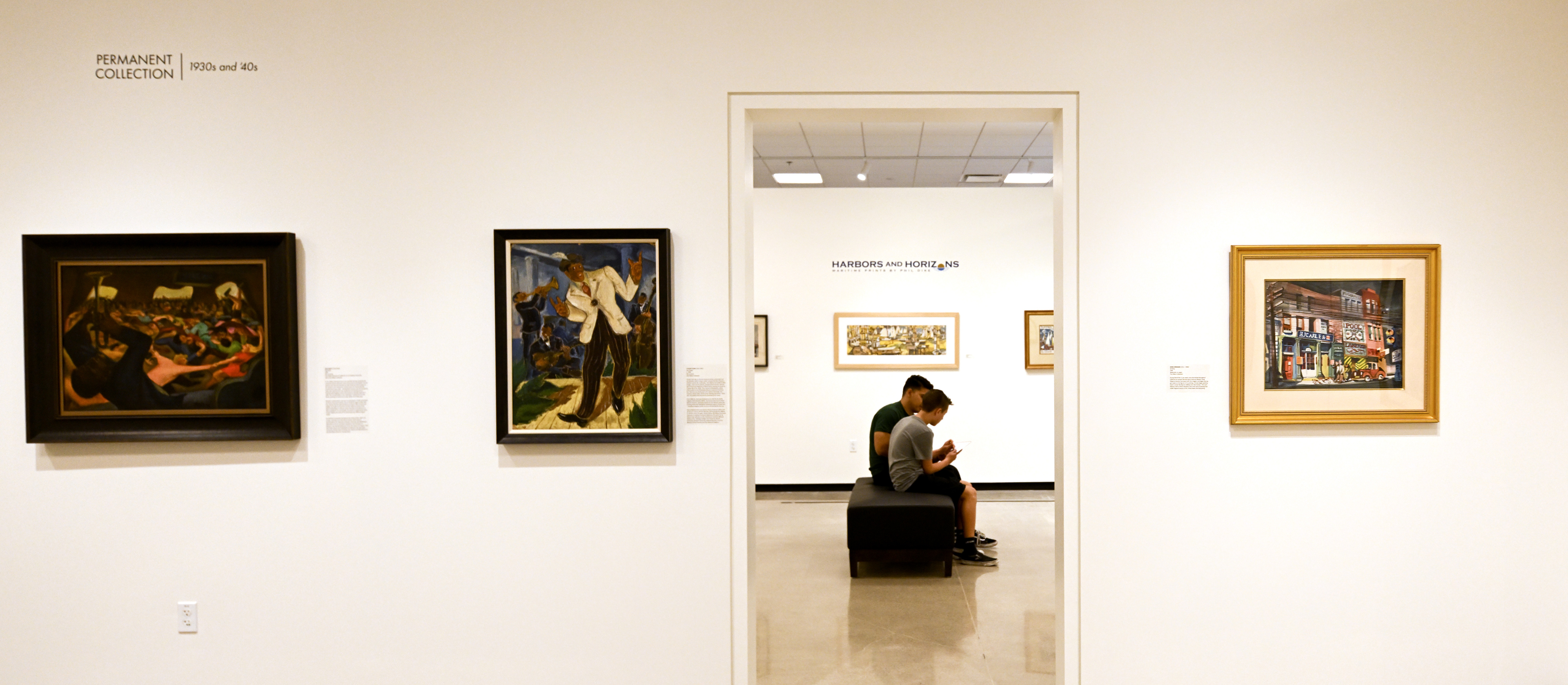 Visitantes del Museo Hilbert de Arte de California en Orange,...