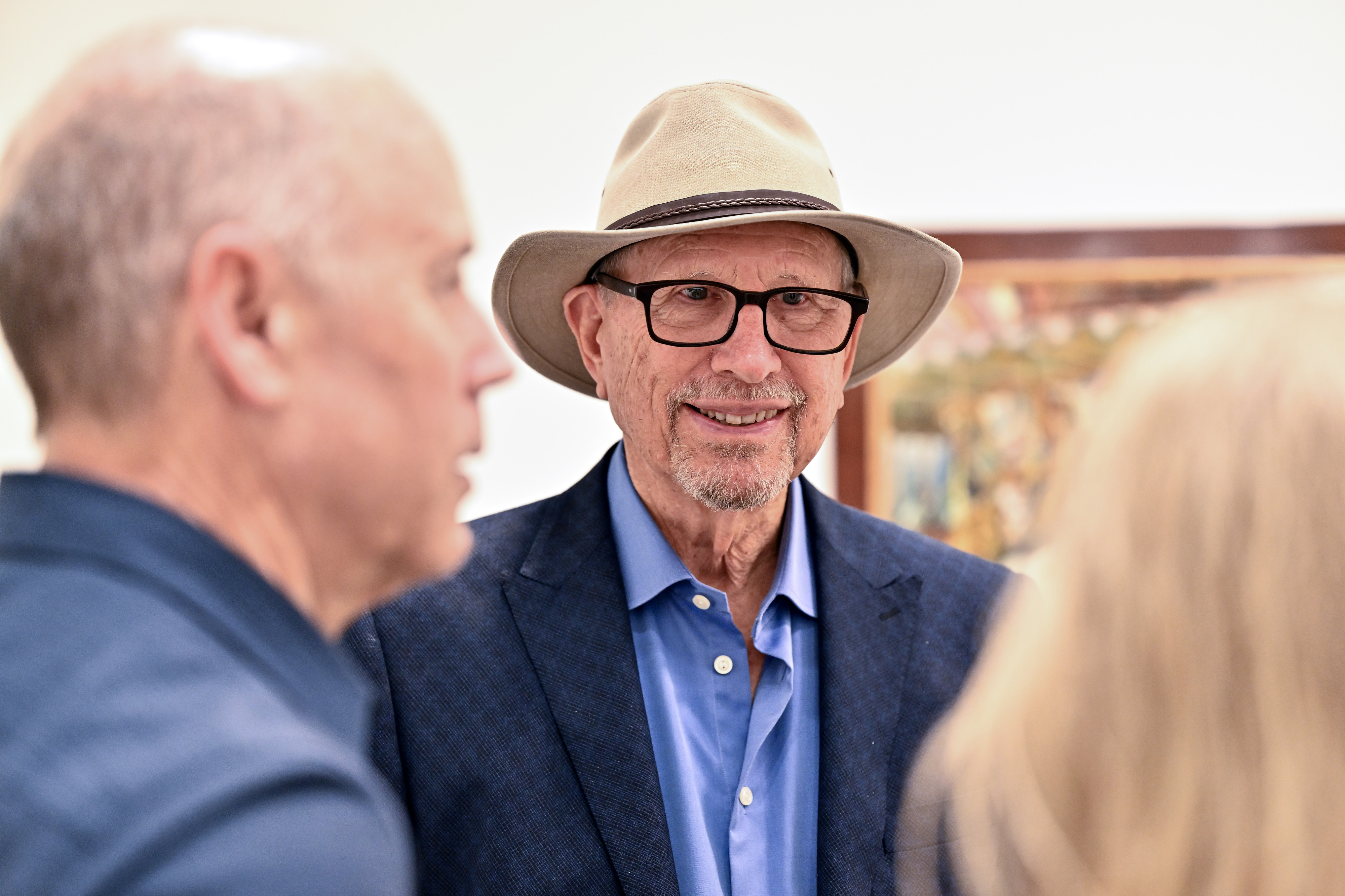 Mark Hilbert en el Museo Hilbert de Arte de California en...