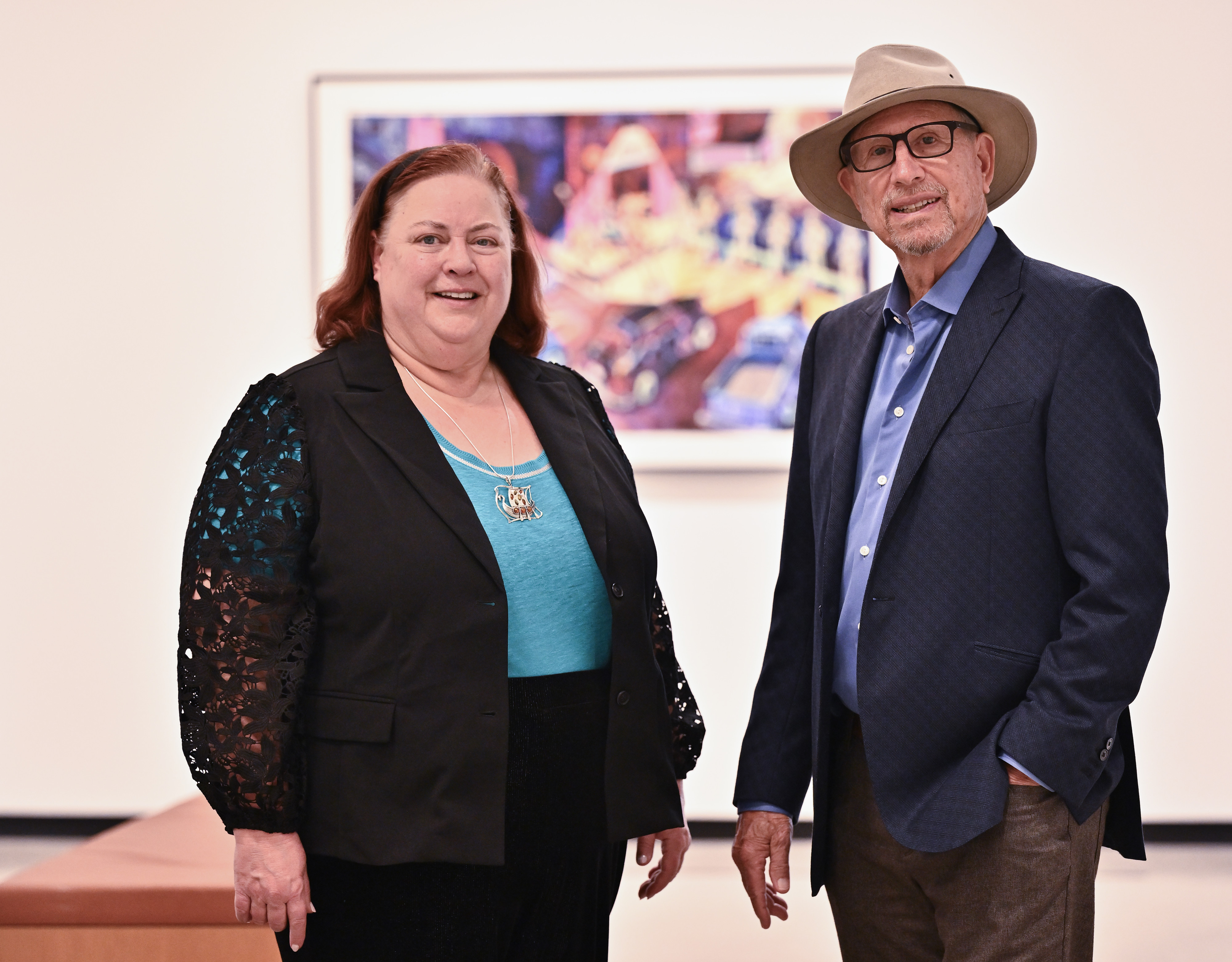 La directora del museo Mary Platt y Mark Hilbert en el Hilbert...