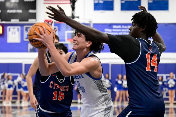 El base de Cypress, Brennen Dela Cruz, es el jugador número 15 del equipo. Cypress jugó contra La Habra en un partido de baloncesto de la Crestview League el 23 de enero de 2026 en La Habra, California. (Foto de John McCoy)