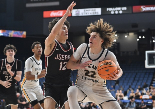 Nicholas Giarrusso de Crean Lutheran conduce hacia la canasta contra Hunter Frates de JSerra en el juego de campeonato de la División 1 de CIF-SS en el Toyota Arena en Ontario el sábado 28 de febrero de 2026. (Foto de Milka Soko, fotógrafa colaboradora)