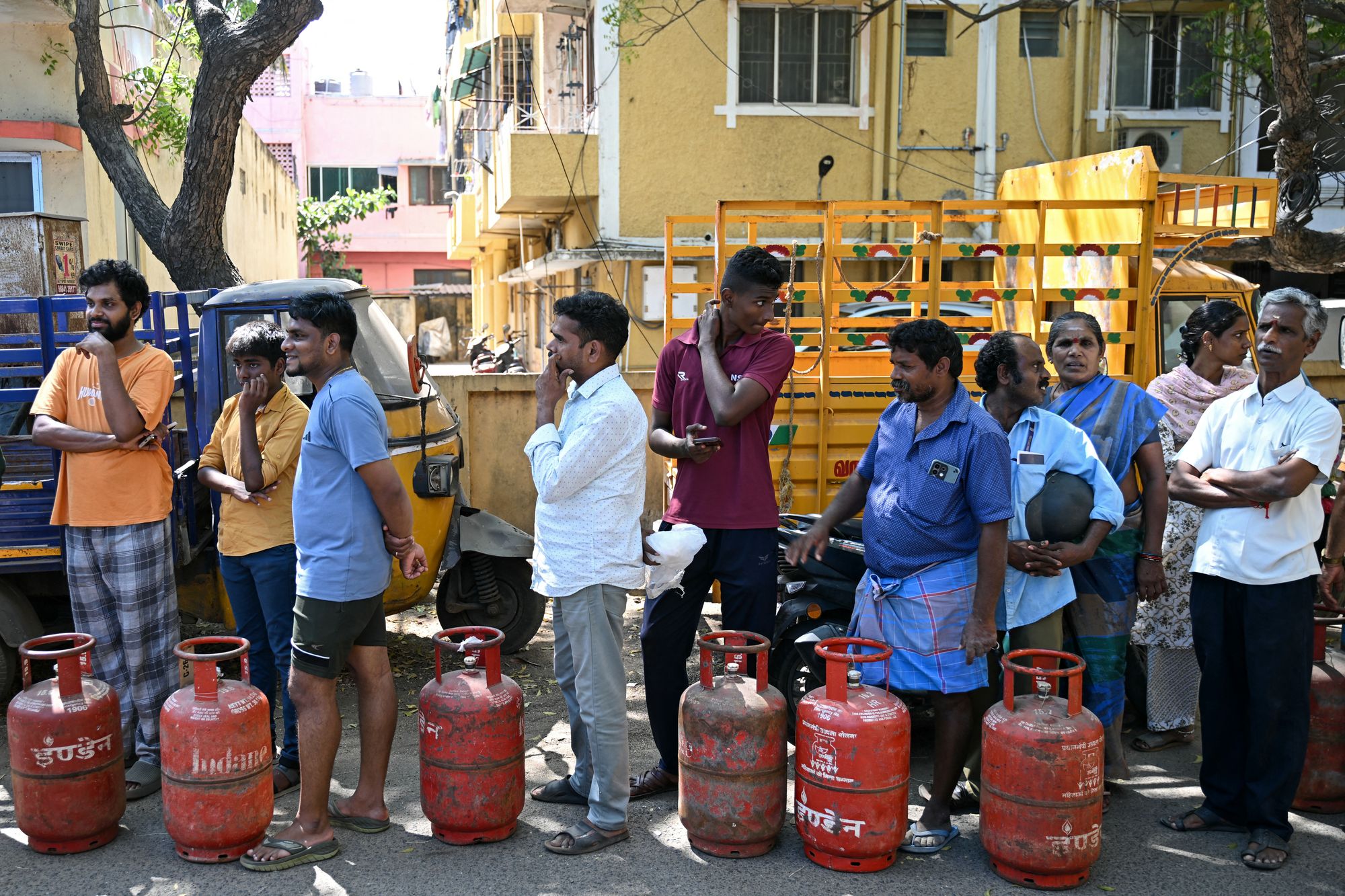Personas haciendo cola para comprar cilindros de gas licuado de petróleo (GLP) para uso doméstico, en una oficina de una agencia de gas en Chennai el 11 de marzo de 2026.