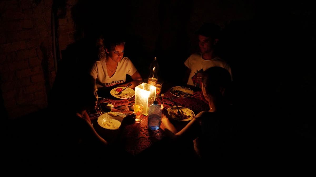 La familia cena durante el apagón eléctrico