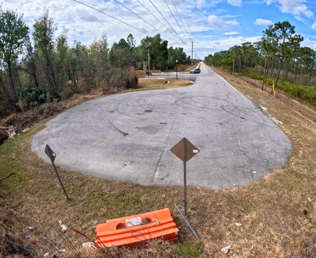 McCulloch Road, al este de North Tanner Road, es un callejón sin salida en el área silvestre de Econ River, en Oviedo, el viernes 27 de febrero de 2026. La carretera sirve como línea divisoria entre los condados de Seminole y Orange. (Joe Burbank/Orlando Sentinel)