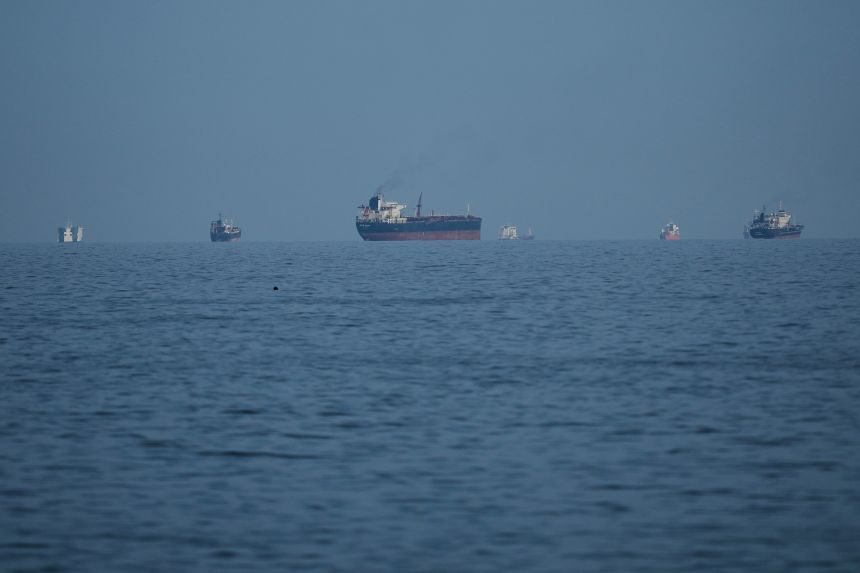 Petroleros y buques de carga se alinean en el Estrecho de Ormuz, visto desde Khor Fakkan, Emiratos Árabes Unidos, el 11 de marzo de 2026.