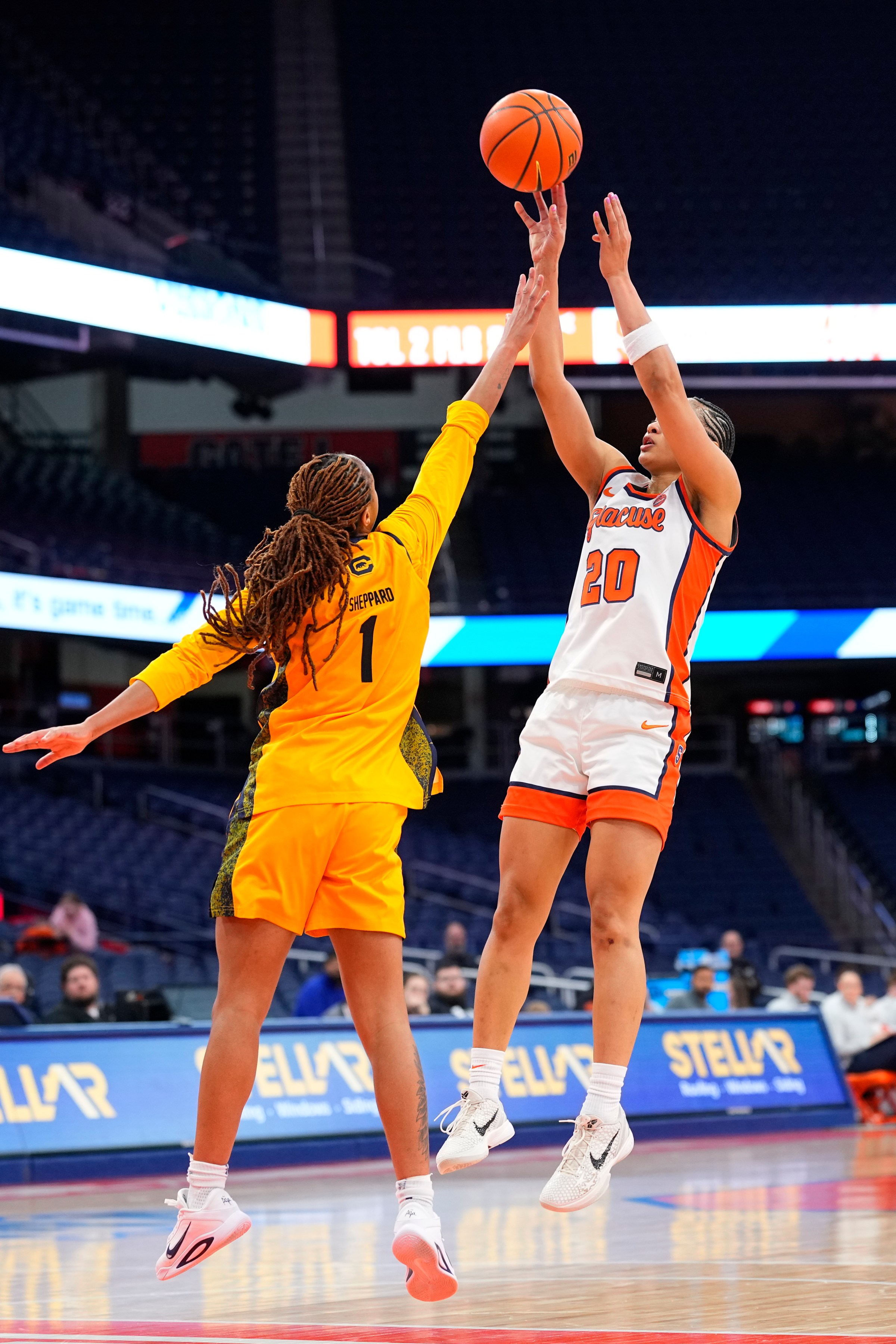 SYRACUSE, NY – 15 DE ENERO: Dominique Darius (20), guardia de Syracuse Orange, dispara un tiro de tres puntos sobre Mjracle Sheppard, guardia de los Golden Bears de California (1) durante el tercer período de tiempo extra del juego de baloncesto universitario femenino entre los Golden Bears de California y Syracuse Orange el 15 de enero de 2026, en el JMA Wireless Dome en Syracuse, NY. (Foto de Gregory Fisher/Icon Sportswire vía Getty Images)