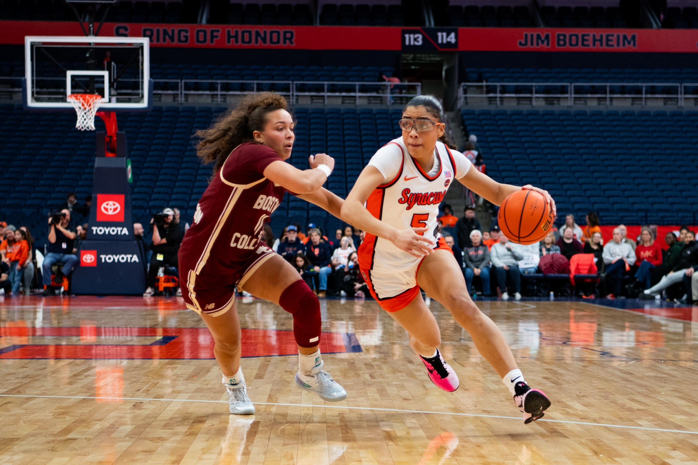 SYRACUSE, NY - 01 DE MARZO: Guardia Laila Phelia n. 5 de Syracuse Orange sube el balón a la cancha durante la segunda mitad de un partido de baloncesto femenino entre Boston College Eagles y Syracuse Orange el 1 de marzo de 2026, en el JMA Wireless Dome en Syracuse, Nueva York. Syracuse Orange derrota a los Boston College Eagles 90-65 (foto de Orry Perce/Icon Sportswire vía Getty Images)