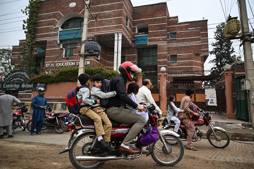 Los niños regresan a casa el 10 de marzo de 2026, después de que una orden gubernamental de ahorro de combustible llevó a las escuelas a cambiar a clases en línea en medio de los crecientes costos del petróleo en Pakistán.