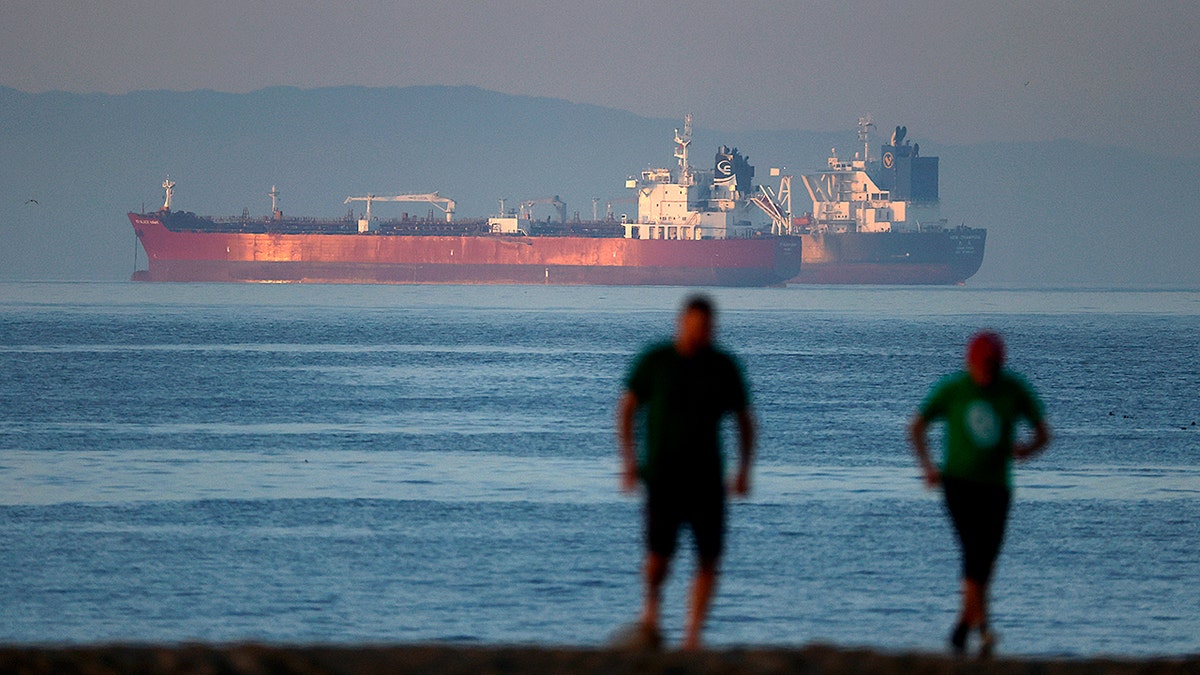 Petroleros anclados en el océano frente a la costa de Seal Beach.