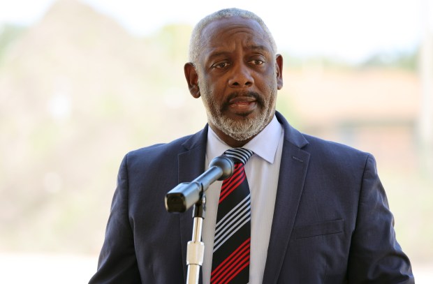 El alcalde del condado de Orange, Jerry L. Demings, habla durante la ceremonia de inauguración de Ivey Flats, un complejo de apartamentos asequibles de 137 unidades, el martes 23 de septiembre de 2025. (Ricardo Ramirez Buxeda/Orlando Sentinel)