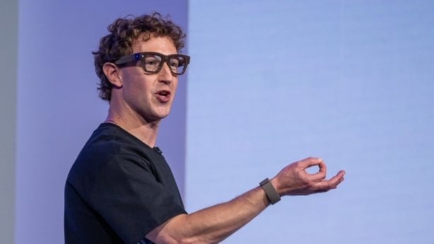 Un hombre que llevaba un par de gafas inteligentes.