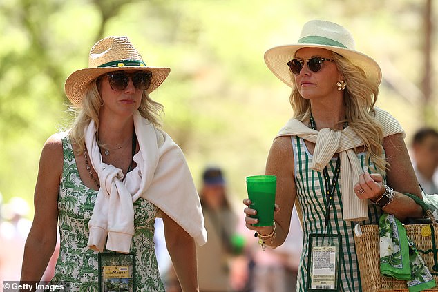 Los clientes caminan por el campo durante una ronda de práctica antes del Torneo Masters 2026 en el Augusta National Golf Club.