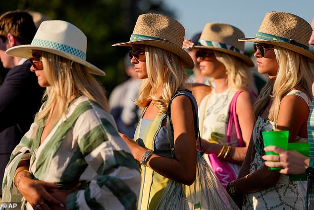 Los clientes observan el hoyo 17 durante la tercera ronda del torneo de golf Masters en el Augusta National Golf Club, el sábado 11 de abril.