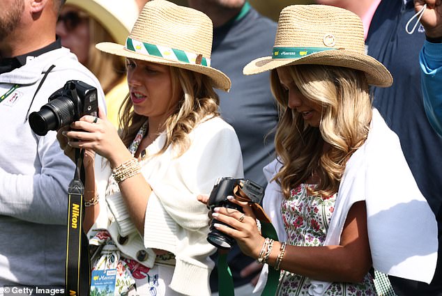 Los clientes toman fotografías durante una ronda de práctica antes del Torneo Masters 2026 en el Augusta National Golf Club
