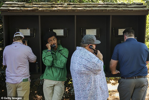 Los clientes utilizan un teléfono de cortesía en el campo durante la tercera ronda del Torneo Masters 2026 en el Augusta National Golf Club el 11 de abril.