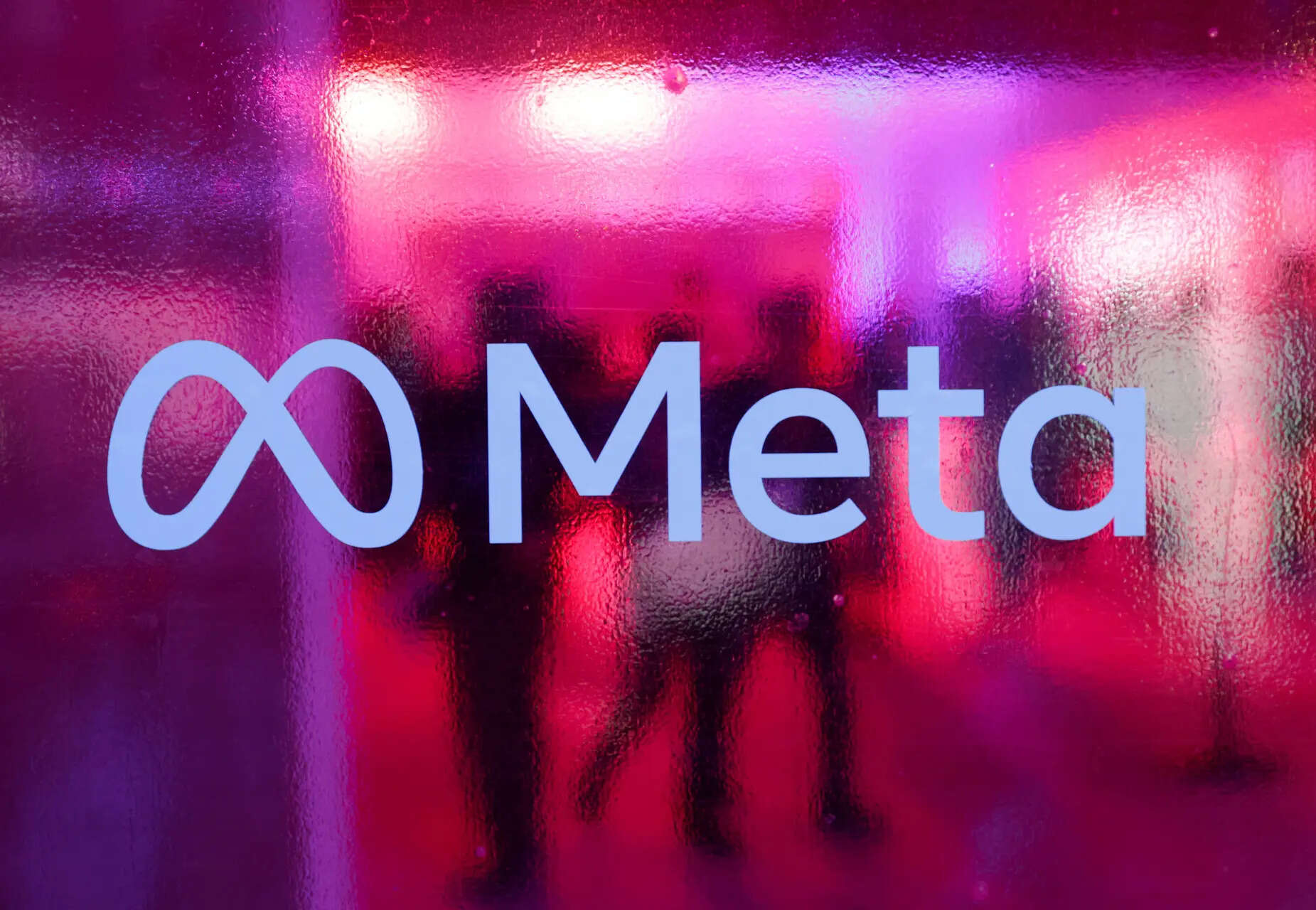 <p>La compañía reveló la medida en un memorando enviado a los empleados el jueves, diciendo que los despidos se producirían el 20 de mayo. Meta tampoco contratará trabajadores para los 6.000 puestos vacantes que pretendía cubrir.</p><p>«/><figcaption class=
