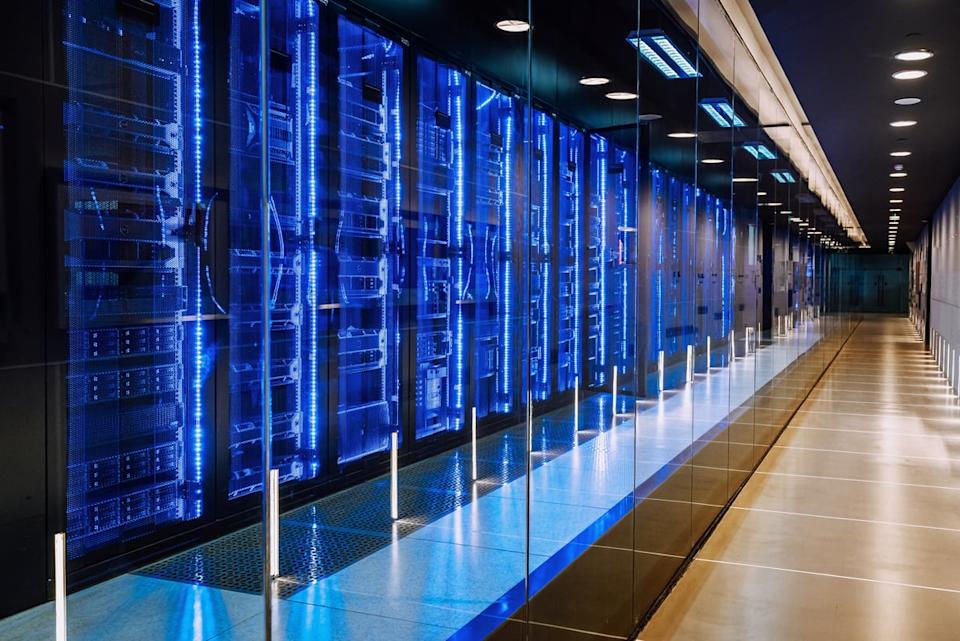 El corredor de un centro de datos.