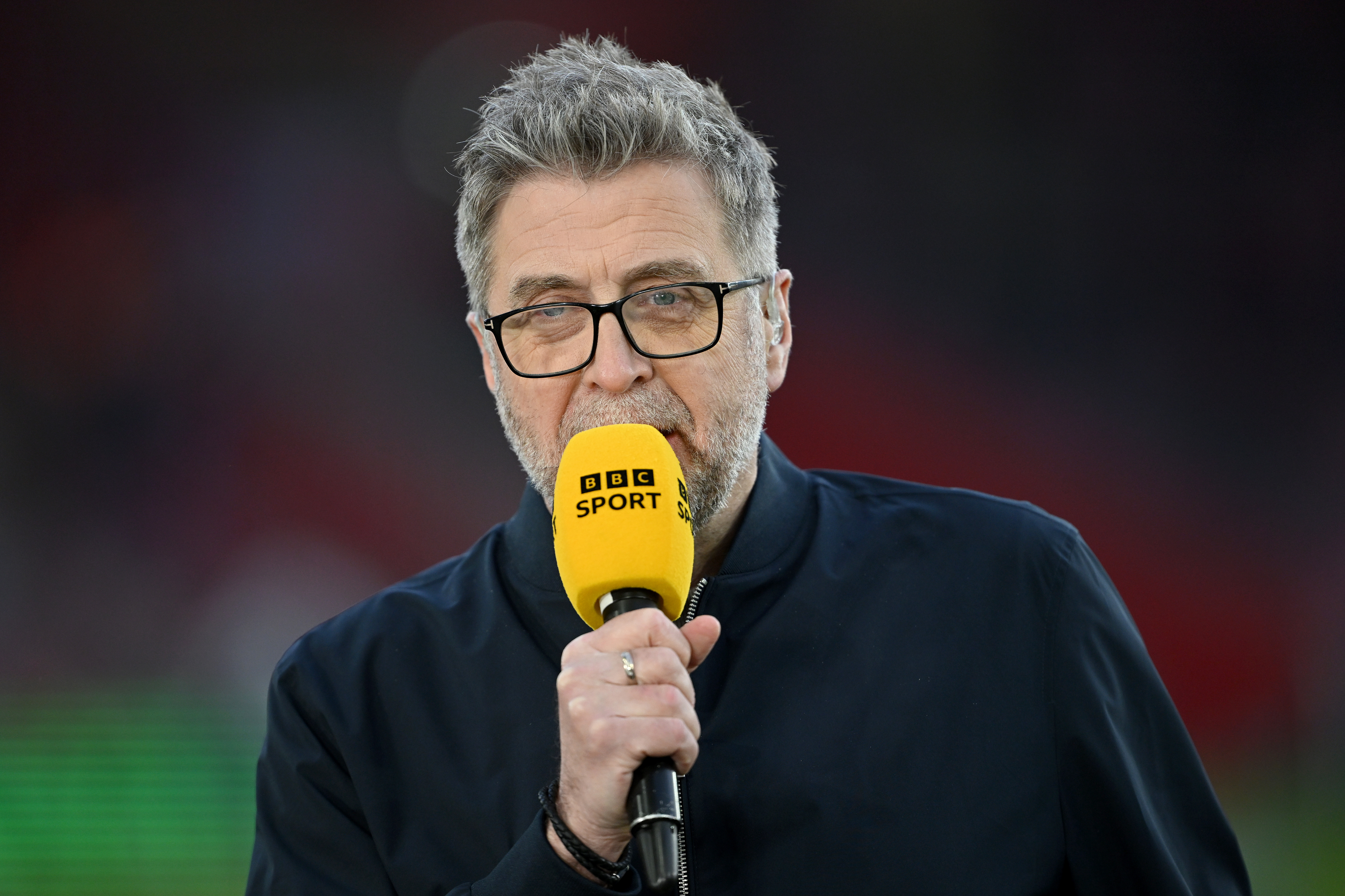 Mark Chapman habla por el micrófono de BBC Sports en 2026