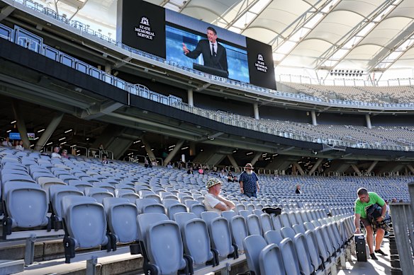 El servicio se transmitió en las pantallas gigantes del Optus Stadium para beneficio de aquellos que no pudieron conseguir un asiento en el River View Room. 