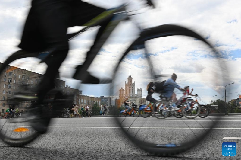 La gente anda en bicicleta durante un festival de bicicletas de primavera en Moscú, Rusia, el 24 de mayo de 2026. El festival de bicicletas de primavera tenía como objetivo promover un estilo de vida saludable y respetuoso con el medio ambiente. (Foto de Alexander Zemlianichenko Jr/Xinhua)