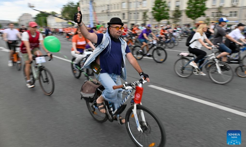 La gente anda en bicicleta durante un festival de bicicletas de primavera en Moscú, Rusia, el 24 de mayo de 2026. El festival de bicicletas de primavera tenía como objetivo promover un estilo de vida saludable y respetuoso con el medio ambiente. (Foto de Alexander Zemlianichenko Jr/Xinhua)
