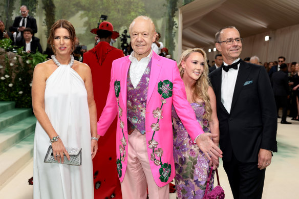 Anthony Pratt vestido de rosa en la Met Gala 2024.