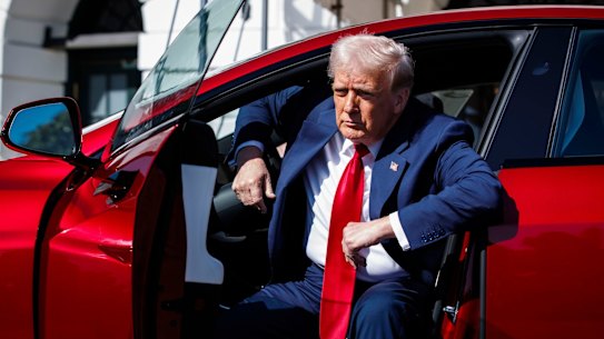 Donald Trump a bordo de uno de los Teslas de Elon Musk en la Casa Blanca el martes.