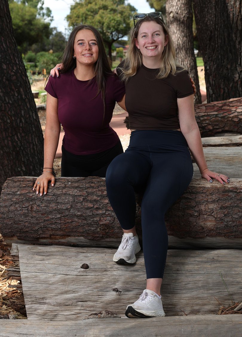 Hannah Munro dirige un grupo de excursionistas de mujeres llamado SheHikes Perth. En la foto, Hannah (presidenta) con Mikayla Goddard (vicepresidenta) en Kardinya Imagen: Justin Benson-Cooper