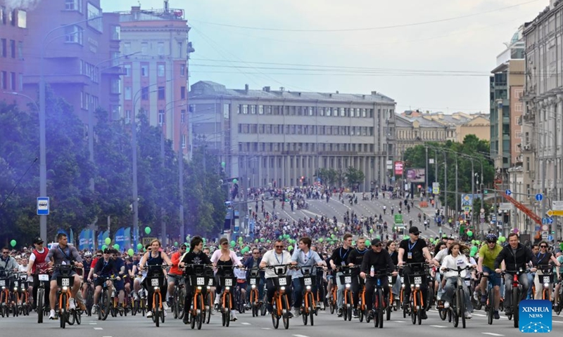 La gente anda en bicicleta durante un festival de bicicletas de primavera en Moscú, Rusia, el 24 de mayo de 2026. El festival de bicicletas de primavera tenía como objetivo promover un estilo de vida saludable y respetuoso con el medio ambiente. (Foto de Alexander Zemlianichenko Jr/Xinhua)