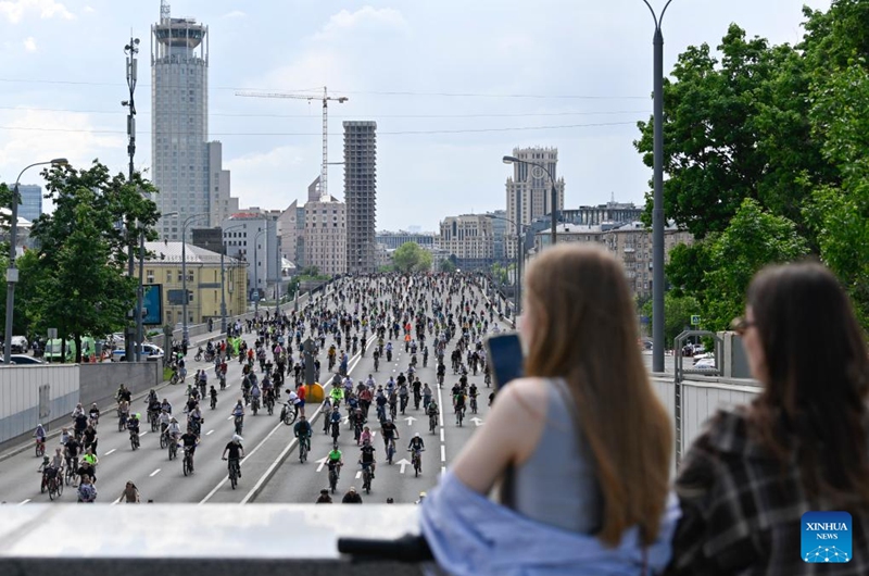 Las mujeres observan a la gente andar en bicicleta durante un festival de bicicletas de primavera en Moscú, Rusia, el 24 de mayo de 2026. El festival de bicicletas de primavera tenía como objetivo promover un estilo de vida saludable y respetuoso con el medio ambiente. (Foto de Alexander Zemlianichenko Jr/Xinhua)
