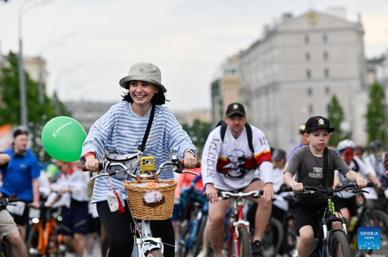 La gente anda en bicicleta durante un festival de bicicletas de primavera en Moscú, Rusia, el 24 de mayo de 2026. El festival de bicicletas de primavera tenía como objetivo promover un estilo de vida saludable y respetuoso con el medio ambiente. (Foto de Alexander Zemlianichenko Jr/Xinhua)