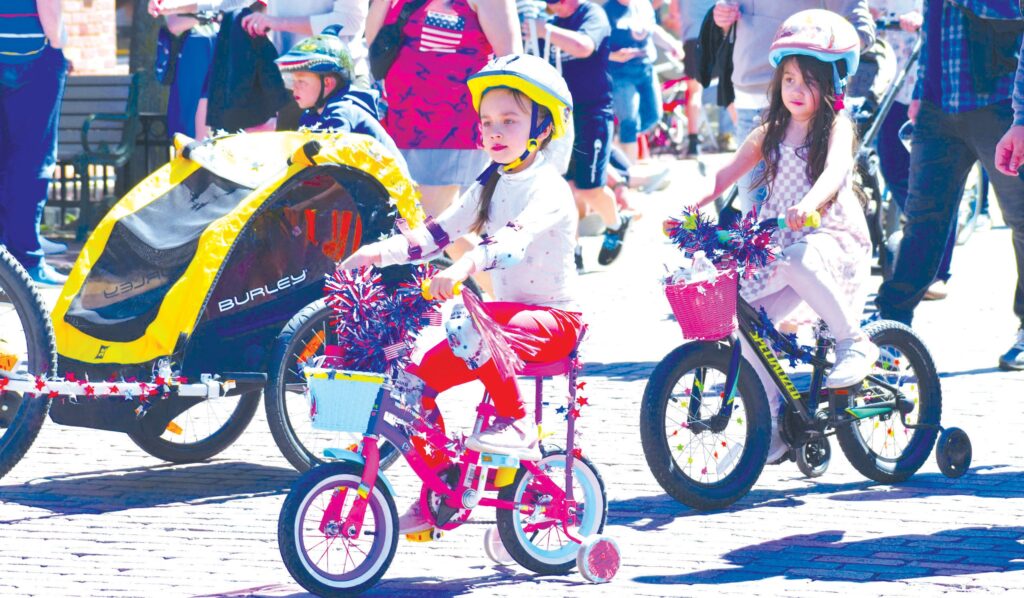 Se invita a los niños a decorar sus bicicletas y participar en el desfile del Día de los Caídos en el centro de Lake Orion el 25 de mayo. Foto de Jim Newell