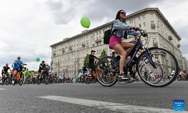 La gente anda en bicicleta durante un festival de bicicletas de primavera en Moscú, Rusia, el 24 de mayo de 2026. El festival de bicicletas de primavera tenía como objetivo promover un estilo de vida saludable y respetuoso con el medio ambiente. (Foto de Alexander Zemlianichenko Jr/Xinhua)