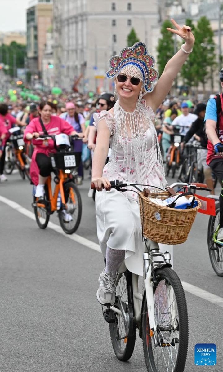 Una mujer anda en bicicleta durante un festival de bicicletas de primavera en Moscú, Rusia, el 24 de mayo de 2026. El festival de bicicletas de primavera tenía como objetivo promover un estilo de vida saludable y respetuoso con el medio ambiente. (Foto de Alexander Zemlianichenko Jr/Xinhua)