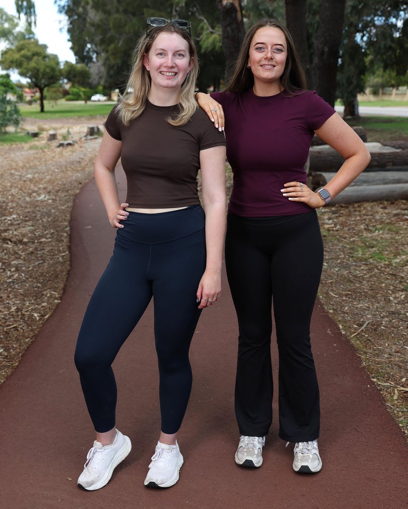 Hannah Munro dirige un grupo de excursionistas de mujeres llamado SheHikes Perth. En la foto, Hannah (presidenta) con Mikayla Goddard (vicepresidenta) en Kardinya Imagen: Justin Benson-Cooper