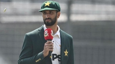 El capitán de Pakistán, Shan Masood (derecha), observa durante el sorteo antes del inicio del primer día del primer partido de críquet de prueba contra Bangladesh (AFP) El capitán de Pakistán, Shan Masood (derecha), observa durante el sorteo antes del inicio del primer día del primer partido de críquet de prueba contra Bangladesh (AFP)