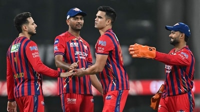 El jugador de críquet indio de los Lucknow Super Giants, Arjun Tendulkar (2R), celebra con sus compañeros de equipo después de tomar el wicket del jugador de críquet indio de los Punjab Kings, Prabhsimran Singh (AFP) El jugador de críquet indio de los Lucknow Super Giants, Arjun Tendulkar (2R), celebra con sus compañeros de equipo después de tomar el wicket del jugador de críquet indio de los Punjab Kings, Prabhsimran Singh (AFP)