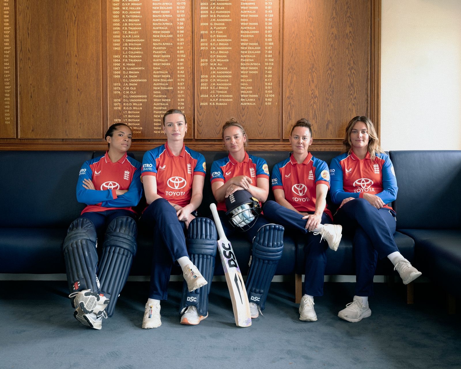 La imagen puede contener Jacqueline Meirelles Danielle Wyatt Personas Persona Foto de grupo Críquet adolescente Bate de críquet y deporte