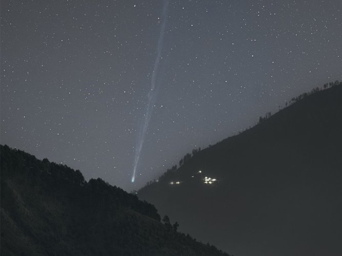 El cometa C/2025 R3 fotografiado después del atardecer en Perth.