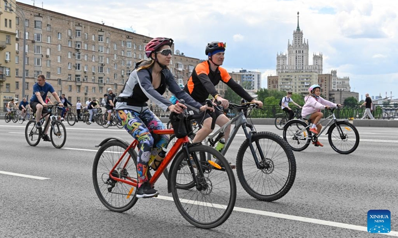 La gente anda en bicicleta durante un festival de bicicletas de primavera en Moscú, Rusia, el 24 de mayo de 2026. El festival de bicicletas de primavera tenía como objetivo promover un estilo de vida saludable y respetuoso con el medio ambiente. (Foto de Alexander Zemlianichenko Jr/Xinhua)