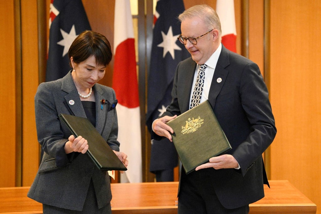 El primer ministro japonés, Sanae Takaichi, y el primer ministro australiano, Anthony Albanese, intercambian documentos durante la ceremonia de firma de su Declaración Conjunta sobre Cooperación en Seguridad Económica el lunes. Foto: AFP