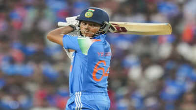 Nagpur: Yashasvi Jaiswal de la India juega un tiro durante el primer partido de cricket One Day International (ODI) entre India e Inglaterra en el estadio de la Asociación de Cricket de Vidarbha (VCA), en Nagpur, Maharashtra. (Foto de PTI/Shailendra Bhojak) El punto ciego de la bola blanca de la India: ¿dónde encaja Yashasvi Jaiswal?