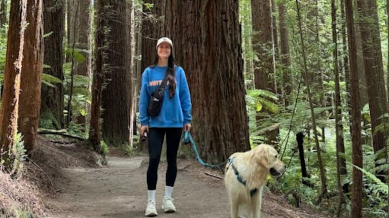 Sarah y su perro Archie.