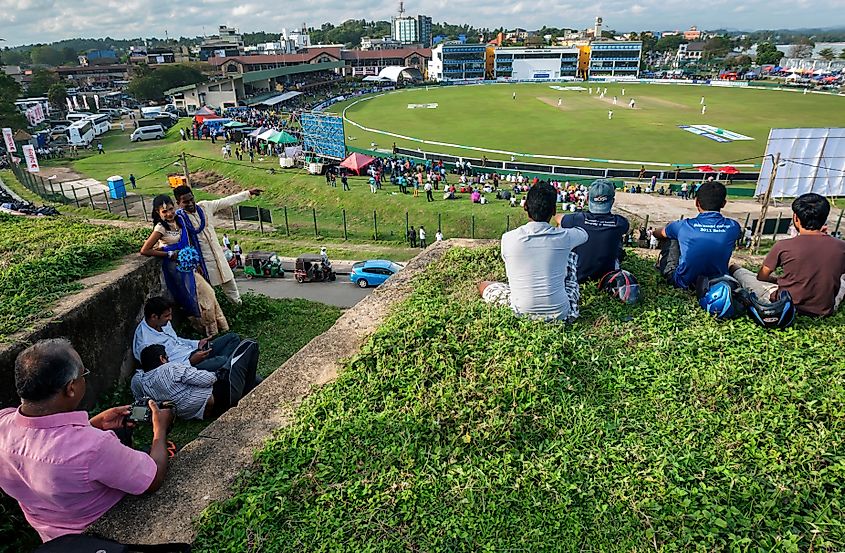 Una pareja de recién casados ​​observa un partido de cricket desde el antiguo fuerte holandés en Galle, Sri Lanka. Crédito de la imagen Thomas Wyness a través de Shutterstock.